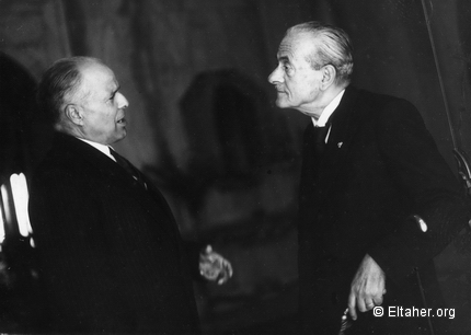 1966 - Eltaher and Bourguiba shaking hands 02